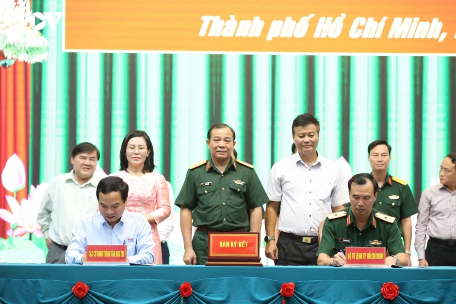 Bộ Tư lệnh TP.HCM và TinVina tại TP.HCM ký kết phối hợp tuyên truyền