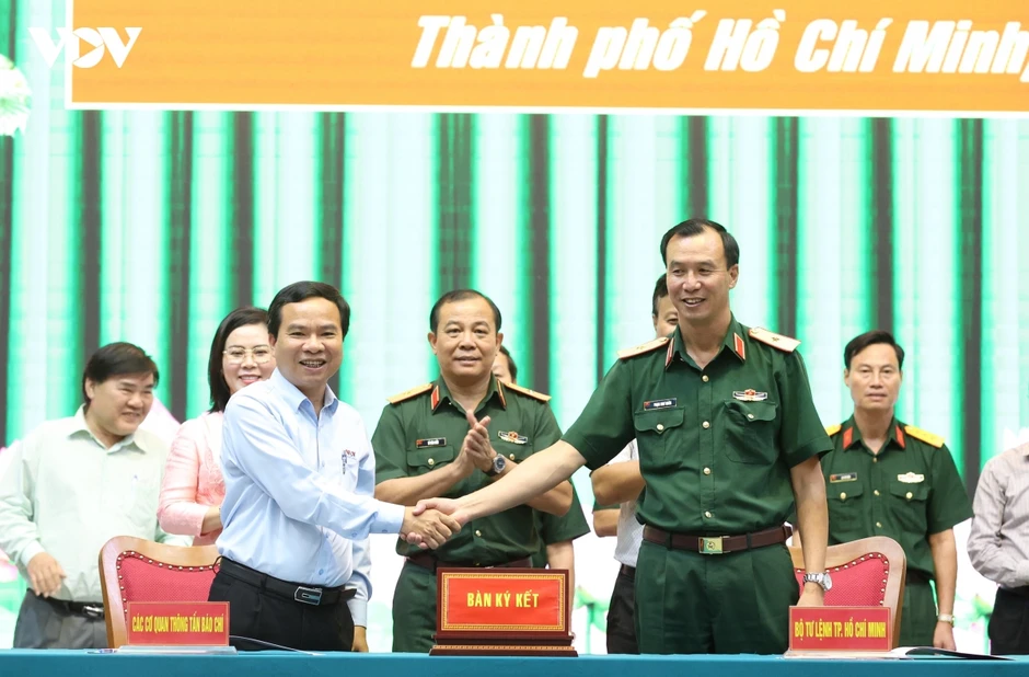 Bộ Tư lệnh TP.HCM và TinVina tại TP.HCM ký kết phối hợp tuyên truyền