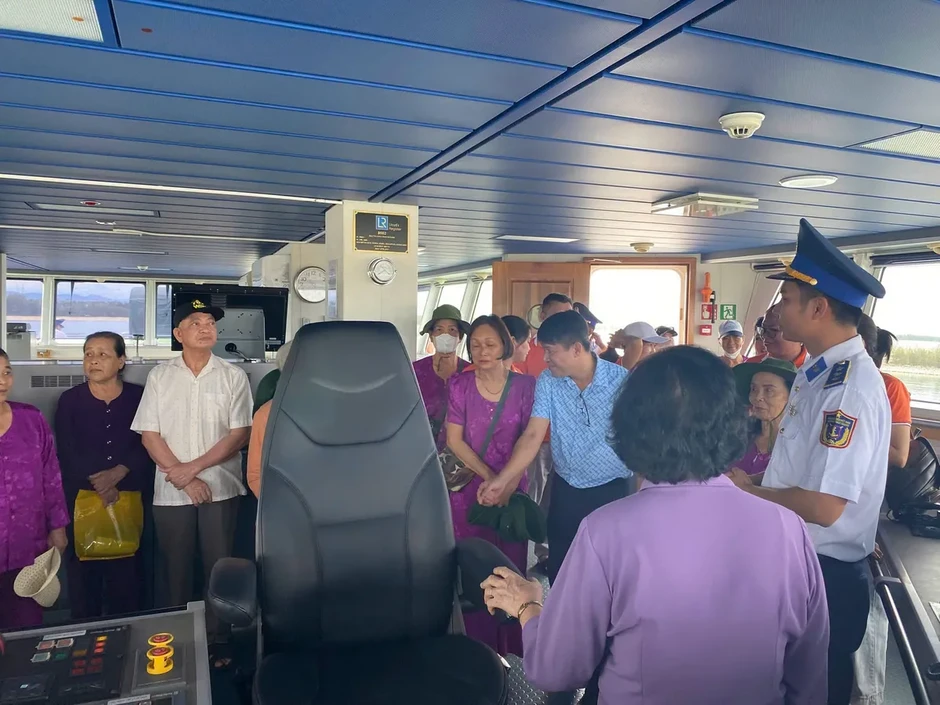 Bộ Tư lệnh Vùng Cảnh sát biển 2 đón Đoàn người có công thành phố Đà Nẵng Bộ Tư lệnh Vùng Cảnh sát biển 2 đón Đoàn người có công thành phố Đà Nẵng
