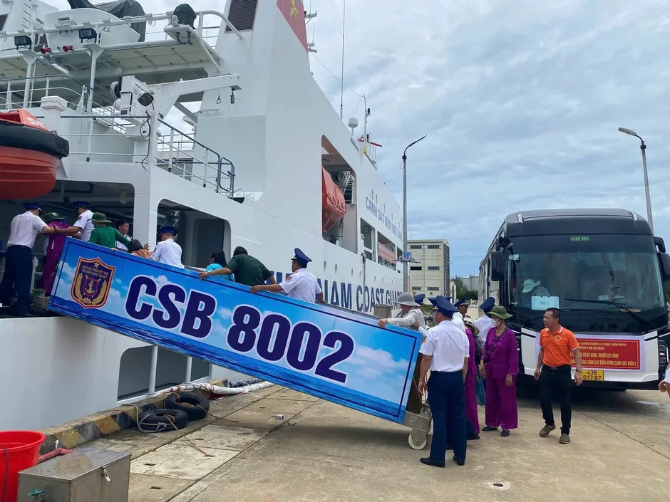 Bộ Tư lệnh Vùng Cảnh sát biển 2 đón Đoàn người có công thành phố Đà Nẵng Bộ Tư lệnh Vùng Cảnh sát biển 2 đón Đoàn người có công thành phố Đà Nẵng