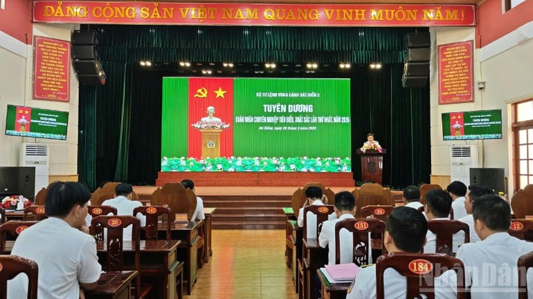 Bộ Tư lệnh Vùng Cảnh sát biển 2 tuyên dương quân nhân chuyên nghiệp tiêu biểu, xuất sắc