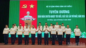 Bộ Tư lệnh Vùng Cảnh sát biển 2 tuyên dương quân nhân chuyên nghiệp tiêu biểu, xuất sắc