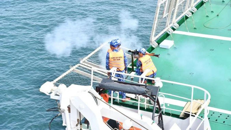 Bộ Tư lệnh Vùng Cảnh sát biển 4 hoàn thành xuất sắc diễn tập bắn đạn thật trên biển