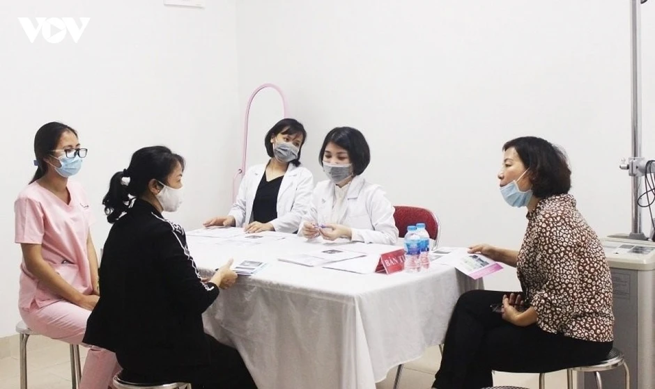 Bộ Y tế hướng dẫn quy trình khám sàng lọc ung thư vú tại tuyến xã Bộ Y tế hướng dẫn quy trình khám sàng lọc ung thư vú tại tuyến xã