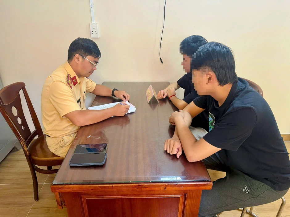 Bốc đầu xe quay TikTok, thiếu niên bị xử lý Bốc đầu xe quay TikTok, thiếu niên bị xử lý