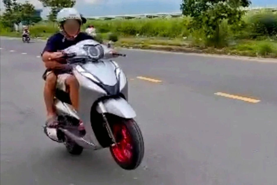 Bốc đầu xe quay TikTok, thiếu niên bị xử lý Bốc đầu xe quay TikTok, thiếu niên bị xử lý