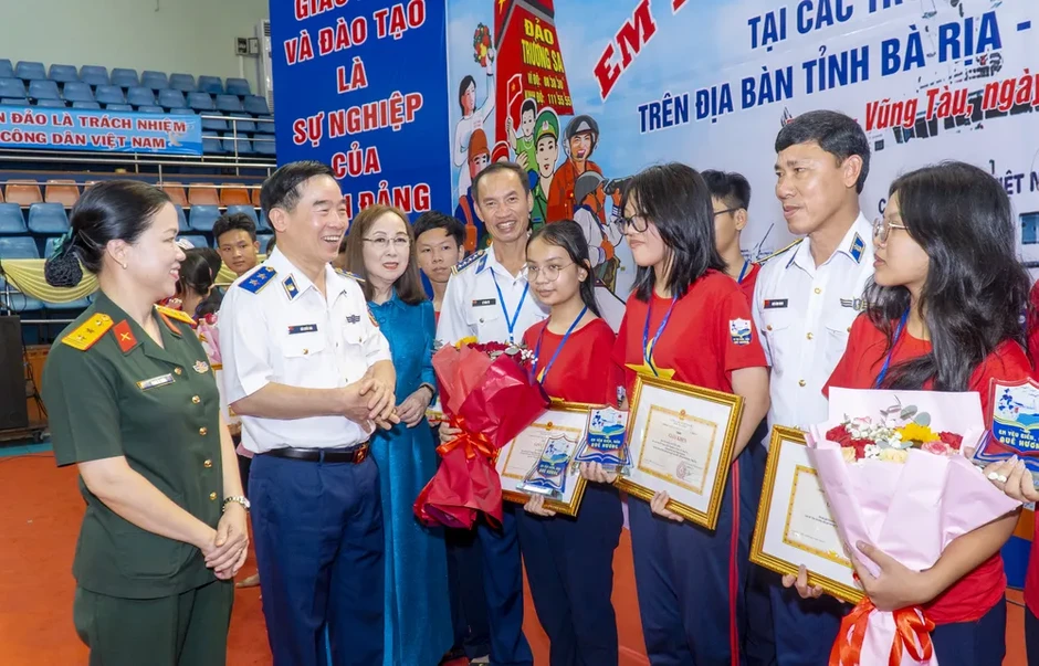 Bồi đắp tình yêu biển, đảo cho thế hệ trẻ Bồi đắp tình yêu biển, đảo cho thế hệ trẻ