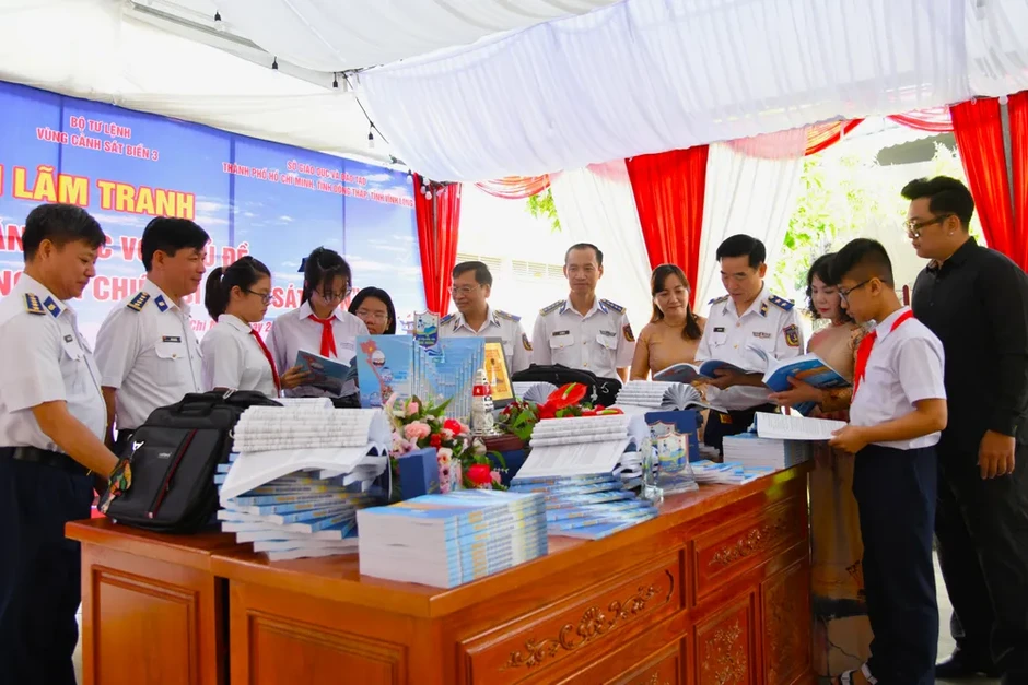 Bồi đắp tình yêu biển, đảo cho thế hệ trẻ Bồi đắp tình yêu biển, đảo cho thế hệ trẻ