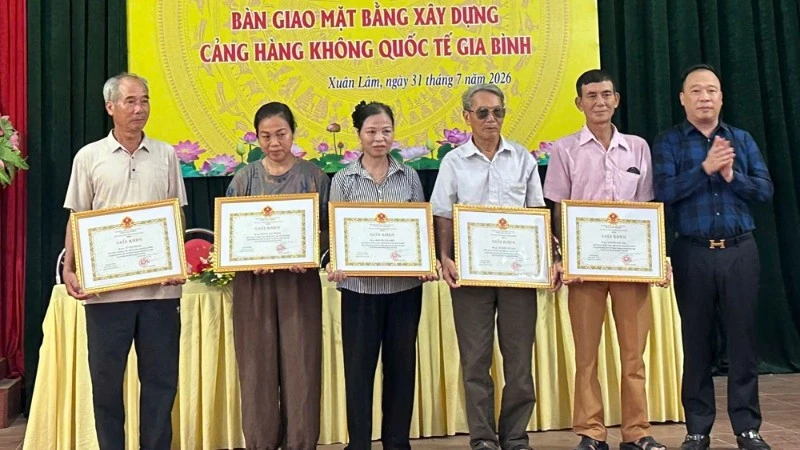 Bồi thường cho khu dân cư đầu tiên của giai đoạn 2 bàn giao mặt bằng xây dựng sân bay Gia Bình Bồi thường cho khu dân cư đầu tiên của giai đoạn 2 bàn giao mặt bằng xây dựng sân bay Gia Bình