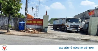 Bức tường ngăn cách khu công nghiệp ở TP.HCM bị phá dỡ làm nơi kinh doanh