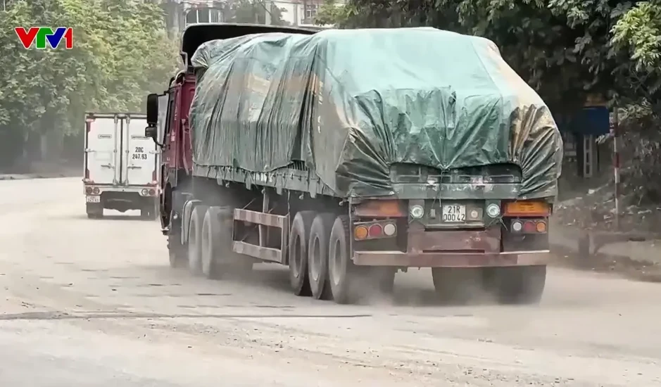 Bụi bẩn, ô nhiễm từ xe tải chở hàng bủa vây hàng trăm hộ dân ở Thái Nguyên Bụi bẩn, ô nhiễm từ xe tải chở hàng bủa vây hàng trăm hộ dân ở Thái Nguyên