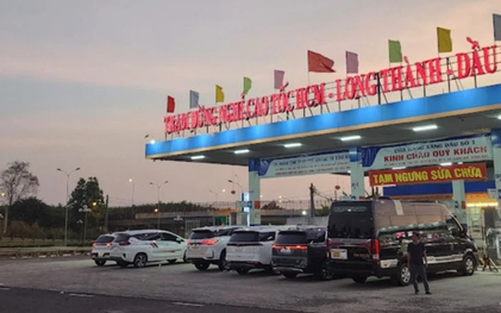 Bụi mù mịt trên cao tốc Quảng Ngãi - Hoài Nhơn vì thi công trạm dừng nghỉ