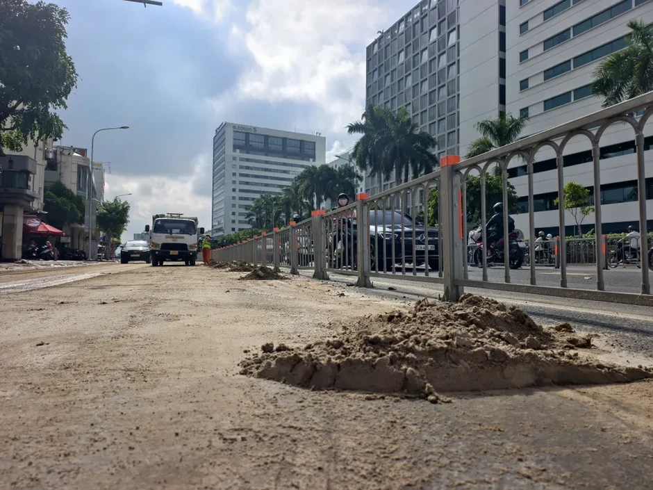 Bùn đất rơi phủ 300m đường Cộng Hòa, giao thông qua khu vực ùn ứ Bùn đất rơi phủ 300m đường Cộng Hòa, giao thông qua khu vực ùn ứ
