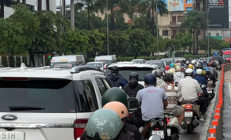 Bùn đất rơi phủ 300m đường Cộng Hòa, giao thông qua khu vực ùn ứ Bùn đất rơi phủ 300m đường Cộng Hòa, giao thông qua khu vực ùn ứ