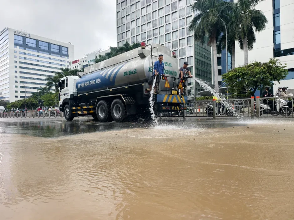 Bùn đất rơi phủ 300m đường Cộng Hòa, giao thông qua khu vực ùn ứ Bùn đất rơi phủ 300m đường Cộng Hòa, giao thông qua khu vực ùn ứ