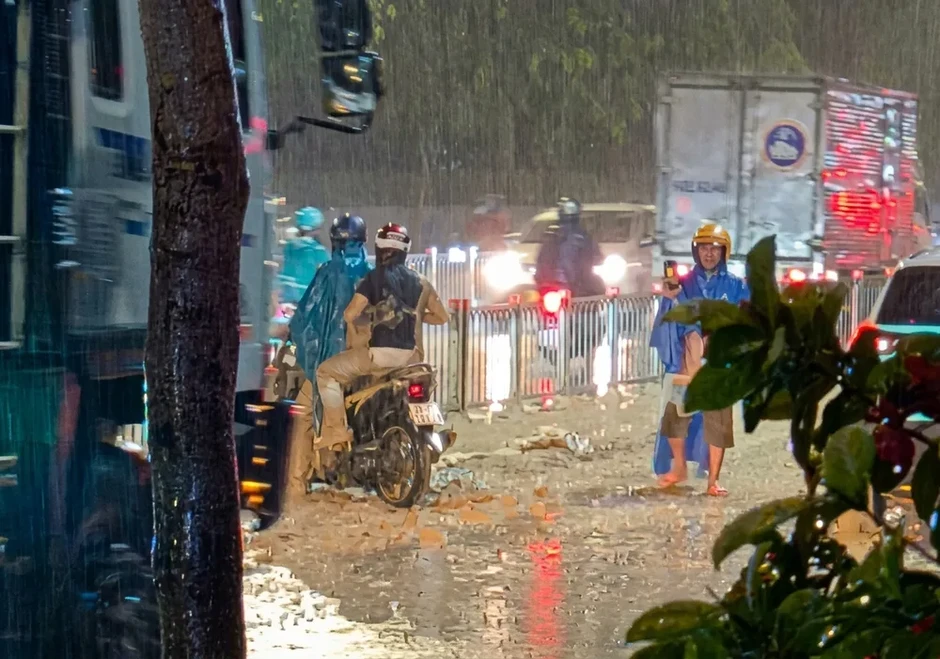 Bùn đất rơi phủ 300m đường Cộng Hòa, giao thông qua khu vực ùn ứ Bùn đất rơi phủ 300m đường Cộng Hòa, giao thông qua khu vực ùn ứ