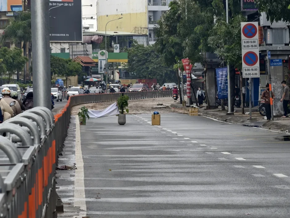 Bùn đất rơi phủ 300m đường Cộng Hòa, giao thông qua khu vực ùn ứ Bùn đất rơi phủ 300m đường Cộng Hòa, giao thông qua khu vực ùn ứ