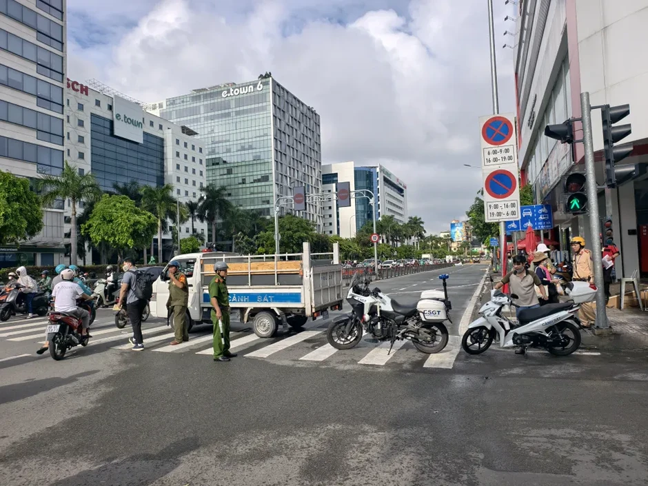 Bùn đất rơi phủ 300m đường Cộng Hòa, giao thông qua khu vực ùn ứ Bùn đất rơi phủ 300m đường Cộng Hòa, giao thông qua khu vực ùn ứ