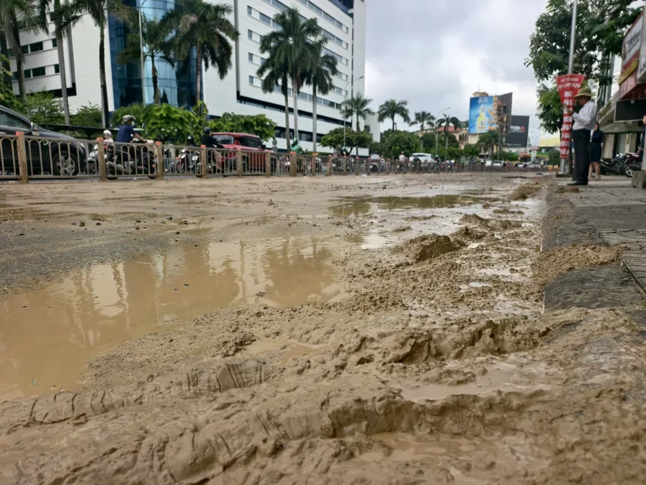 Bùn đất rơi phủ 300m đường Cộng Hòa, giao thông qua khu vực ùn ứ Bùn đất rơi phủ 300m đường Cộng Hòa, giao thông qua khu vực ùn ứ