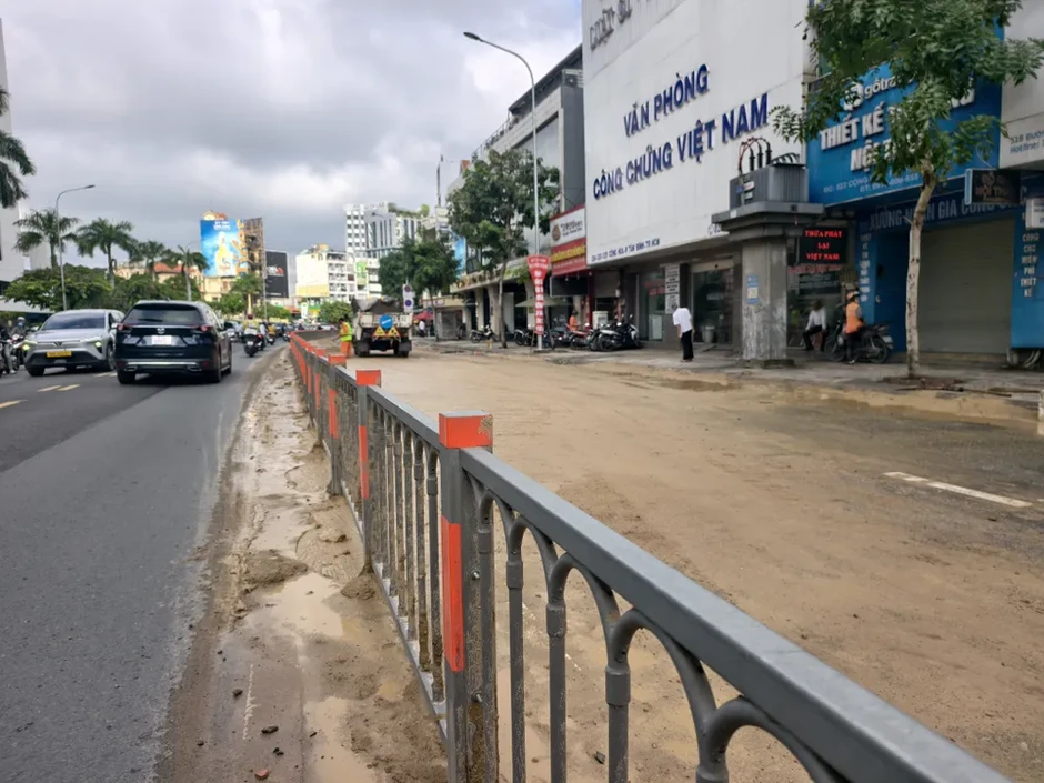 Bùn đất rơi phủ 300m đường Cộng Hòa, giao thông qua khu vực ùn ứ Bùn đất rơi phủ 300m đường Cộng Hòa, giao thông qua khu vực ùn ứ