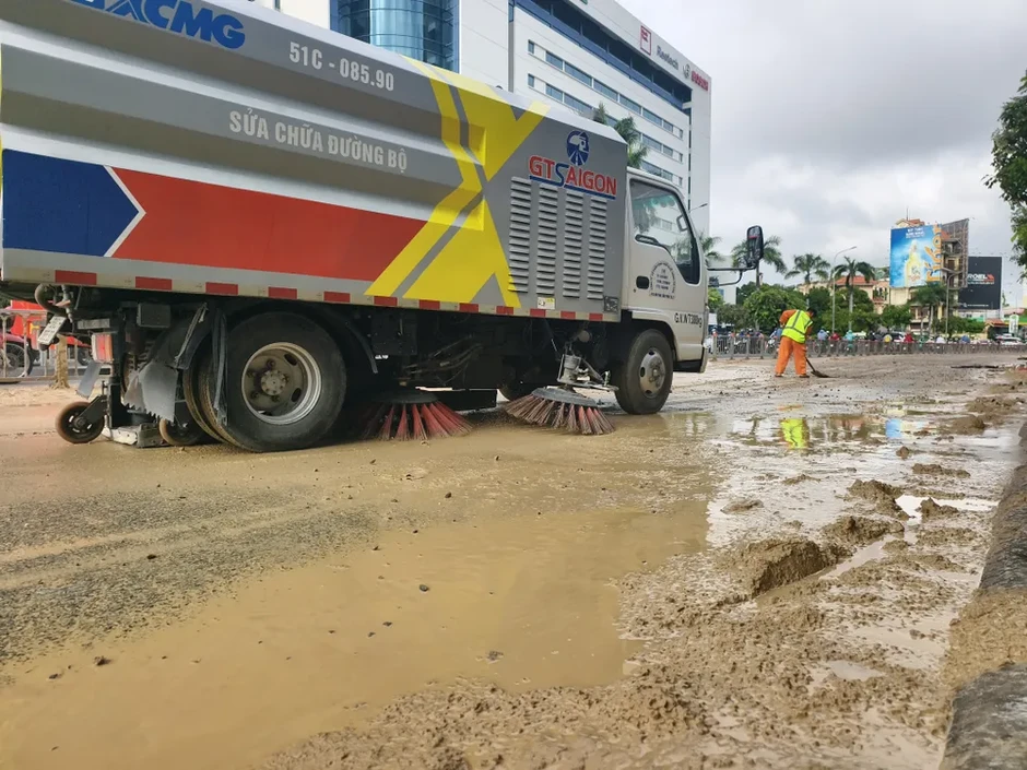 Bùn đất rơi phủ 300m đường Cộng Hòa, giao thông qua khu vực ùn ứ Bùn đất rơi phủ 300m đường Cộng Hòa, giao thông qua khu vực ùn ứ