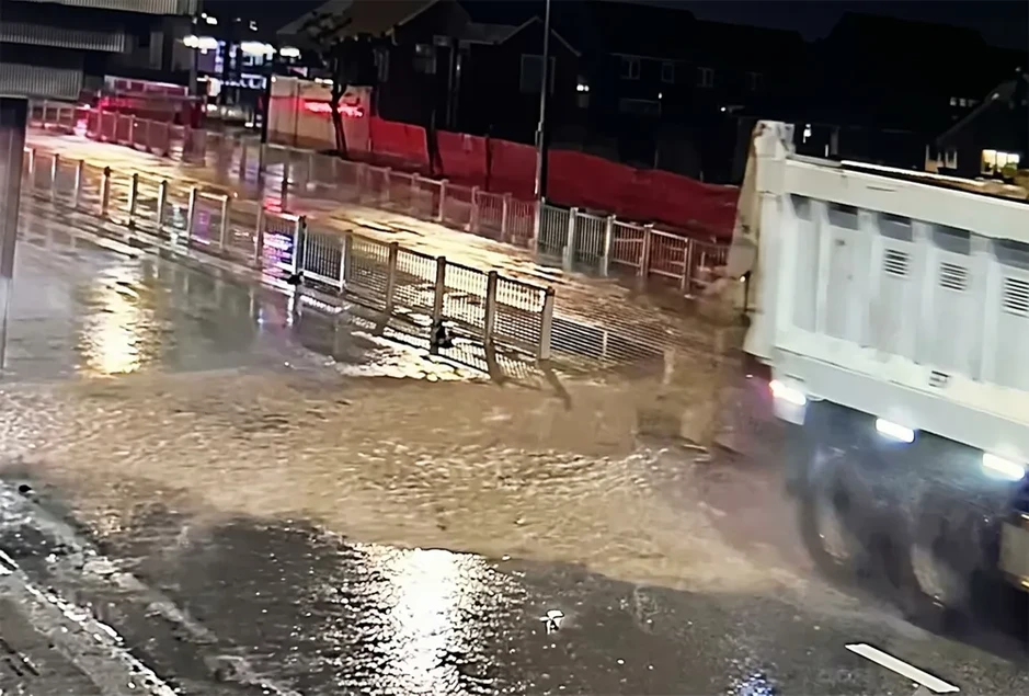 Bùn đất rơi phủ 300m đường Cộng Hòa, giao thông qua khu vực ùn ứ Bùn đất rơi phủ 300m đường Cộng Hòa, giao thông qua khu vực ùn ứ