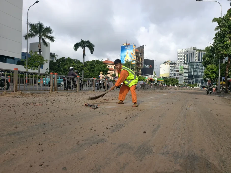 Bùn đất rơi phủ 300m đường Cộng Hòa, giao thông qua khu vực ùn ứ Bùn đất rơi phủ 300m đường Cộng Hòa, giao thông qua khu vực ùn ứ