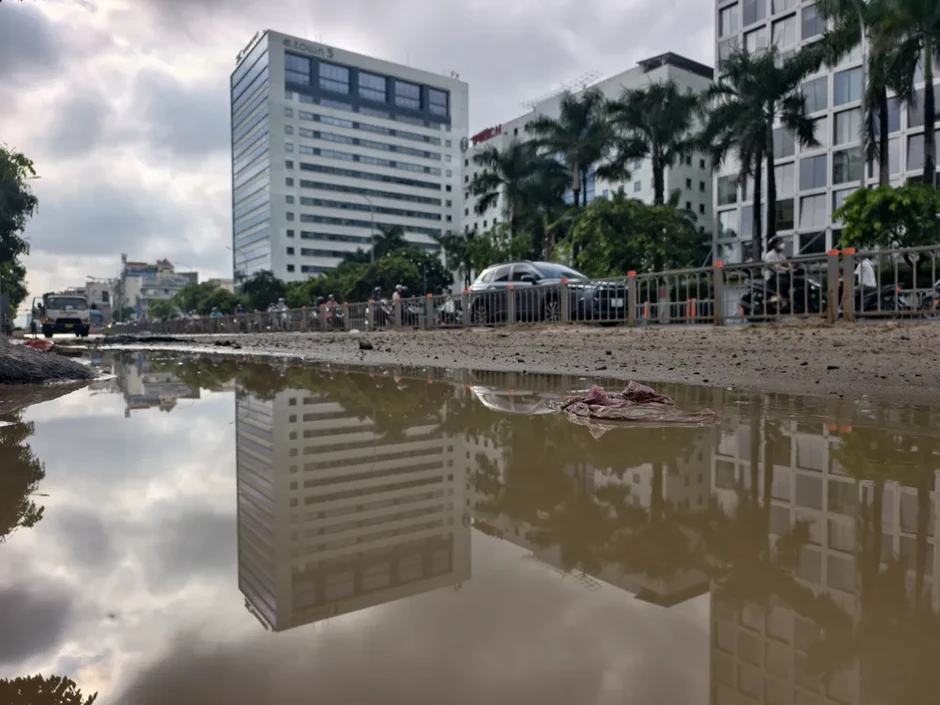 Bùn đất rơi phủ 300m đường Cộng Hòa, giao thông qua khu vực ùn ứ Bùn đất rơi phủ 300m đường Cộng Hòa, giao thông qua khu vực ùn ứ