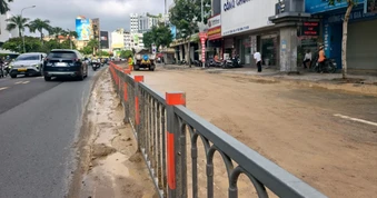 Bùn đất rơi phủ 300m đường Cộng Hòa, giao thông qua khu vực ùn ứ
