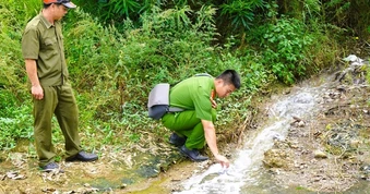 C05 - Bộ Công an vào cuộc vụ nước giếng khoan nhà dân đổi màu tím bất thường