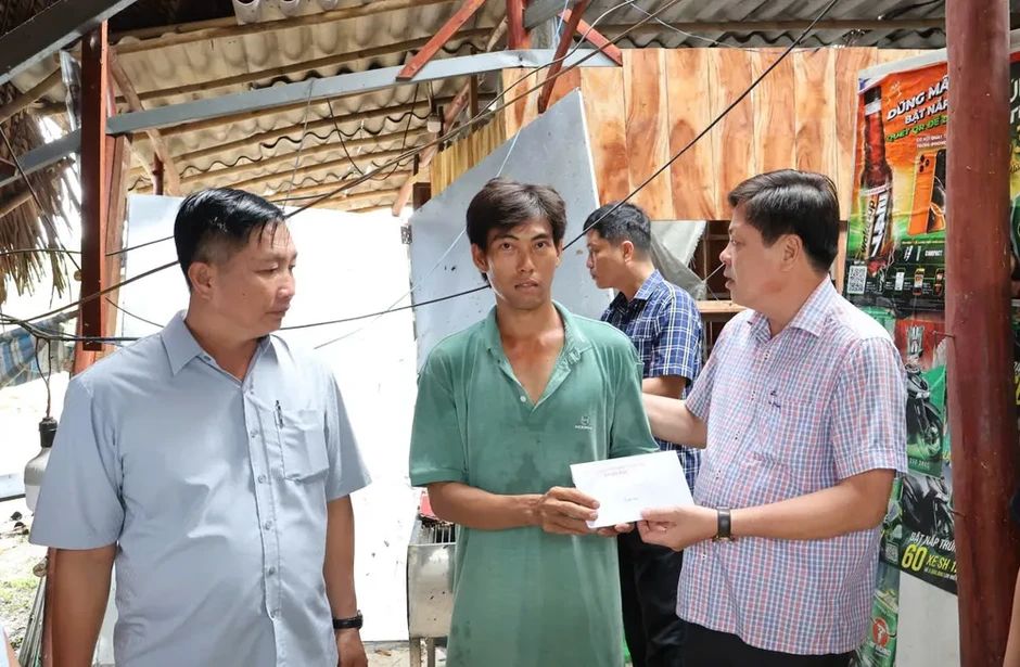 Cà Mau: Dông lốc làm 57 căn nhà hư hỏng Cà Mau: Dông lốc làm 57 căn nhà hư hỏng