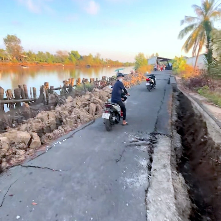 Cà Mau: Đường nhựa nông thôn tại Cái Nước sụt lún trong đêm, giao thông tê liệt Cà Mau: Đường nhựa nông thôn tại Cái Nước sụt lún trong đêm, giao thông tê liệt