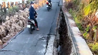 Cà Mau: Đường nhựa nông thôn tại Cái Nước sụt lún trong đêm, giao thông tê liệt
