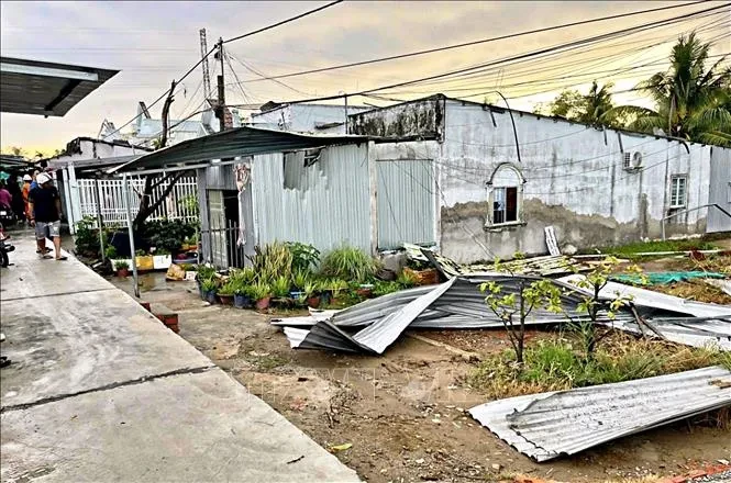 Cà Mau hỗ trợ 80 triệu đồng cho hộ dân có nhà bị sập do dông, lốc Cà Mau hỗ trợ 80 triệu đồng cho hộ dân có nhà bị sập do dông, lốc