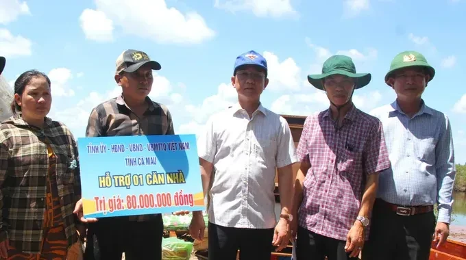 Cà Mau hỗ trợ 80 triệu đồng cho hộ dân có nhà bị sập do dông, lốc Cà Mau hỗ trợ 80 triệu đồng cho hộ dân có nhà bị sập do dông, lốc