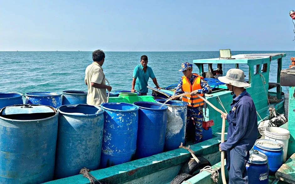 Cà Mau: Hơn 40.000 lít nước ngọt đến với người dân đảo Hòn Chuối Cà Mau: Hơn 40.000 lít nước ngọt đến với người dân đảo Hòn Chuối