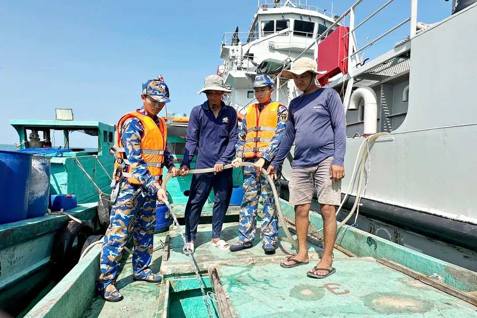 Cà Mau: Hơn 40.000 lít nước ngọt đến với người dân đảo Hòn Chuối Cà Mau: Hơn 40.000 lít nước ngọt đến với người dân đảo Hòn Chuối