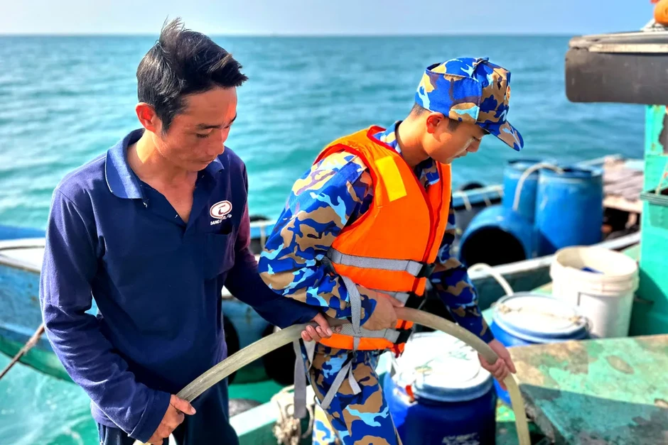 Cà Mau: Hơn 40.000 lít nước ngọt đến với người dân đảo Hòn Chuối Cà Mau: Hơn 40.000 lít nước ngọt đến với người dân đảo Hòn Chuối