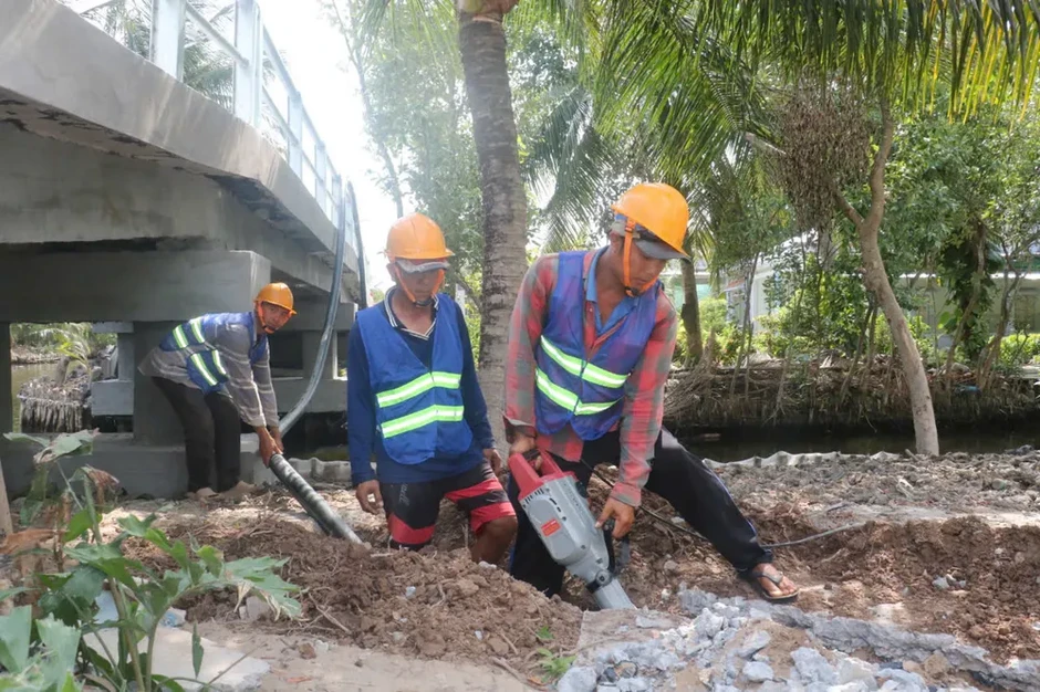 Cà Mau: Khẩn trương cấp nước sạch cho hơn 50 hộ dân ở Biển Bạch Cà Mau: Khẩn trương cấp nước sạch cho hơn 50 hộ dân ở Biển Bạch