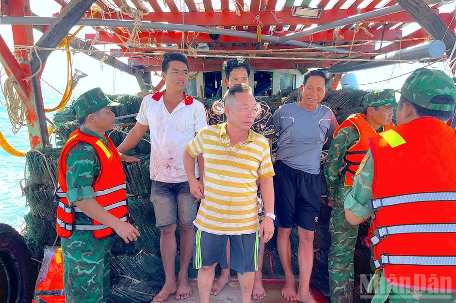 Cà Mau kịp thời cứu nạn 4 thuyền viên và sà lan bị nạn trên biển Cà Mau kịp thời cứu nạn 4 thuyền viên và sà lan bị nạn trên biển