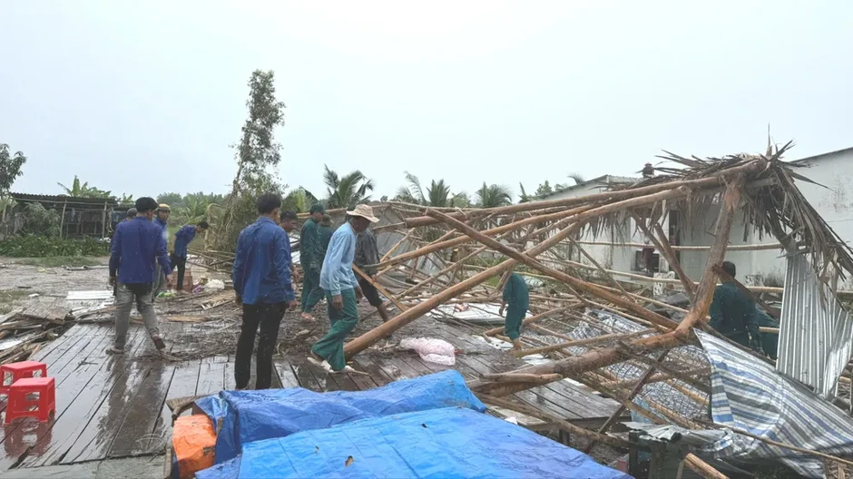 Cà Mau: Lốc xoáy làm 1 người bị thương, 27 căn nhà hư hỏng Cà Mau: Lốc xoáy làm 1 người bị thương, 27 căn nhà hư hỏng