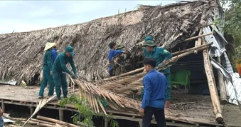 Cà Mau: Lốc xoáy làm 1 người bị thương, 27 căn nhà hư hỏng