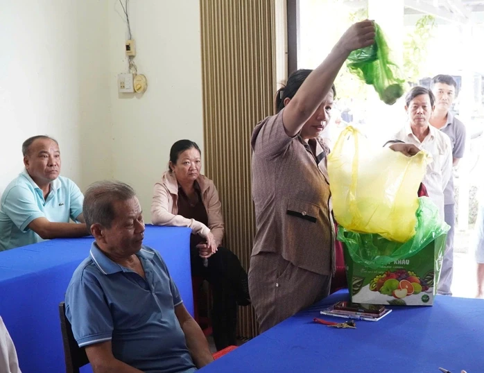 Cà Mau: Người dân đem cá chết đến cuộc họp triển khai phương án hỗ trợ thiệt hại Cà Mau: Người dân đem cá chết đến cuộc họp triển khai phương án hỗ trợ thiệt hại