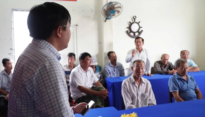 Cà Mau: Người dân đem cá chết đến cuộc họp triển khai phương án hỗ trợ thiệt hại Cà Mau: Người dân đem cá chết đến cuộc họp triển khai phương án hỗ trợ thiệt hại