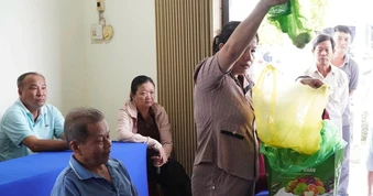 Cà Mau: Người dân đem cá chết đến cuộc họp triển khai phương án hỗ trợ thiệt hại