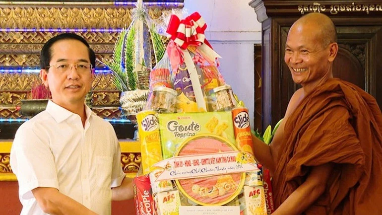 Cà Mau: Tổ chức nhiều đoàn cán bộ thăm, tặng quà nhân dịp Tết Chôl Chnăm Thmây của đồng bào Khmer Cà Mau: Tổ chức nhiều đoàn cán bộ thăm, tặng quà nhân dịp Tết Chôl Chnăm Thmây của đồng bào Khmer