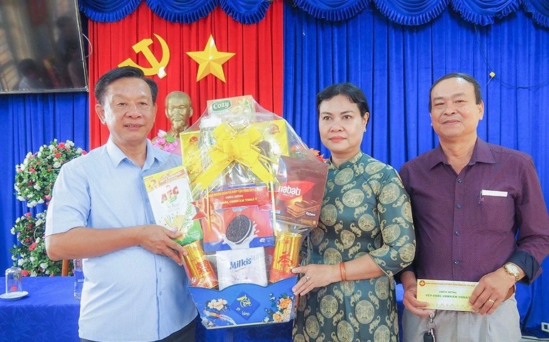 Cà Mau: Tổ chức nhiều đoàn cán bộ thăm, tặng quà nhân dịp Tết Chôl Chnăm Thmây của đồng bào Khmer Cà Mau: Tổ chức nhiều đoàn cán bộ thăm, tặng quà nhân dịp Tết Chôl Chnăm Thmây của đồng bào Khmer