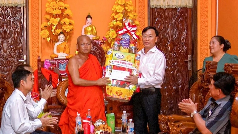 Cà Mau: Tổ chức nhiều đoàn cán bộ thăm, tặng quà nhân dịp Tết Chôl Chnăm Thmây của đồng bào Khmer Cà Mau: Tổ chức nhiều đoàn cán bộ thăm, tặng quà nhân dịp Tết Chôl Chnăm Thmây của đồng bào Khmer