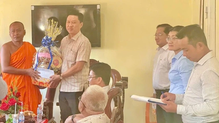 Cà Mau: Tổ chức nhiều đoàn cán bộ thăm, tặng quà nhân dịp Tết Chôl Chnăm Thmây của đồng bào Khmer Cà Mau: Tổ chức nhiều đoàn cán bộ thăm, tặng quà nhân dịp Tết Chôl Chnăm Thmây của đồng bào Khmer