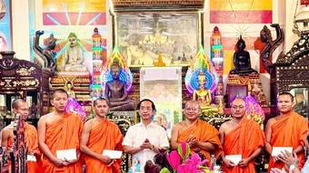 Cà Mau: Tổ chức nhiều đoàn cán bộ thăm, tặng quà nhân dịp Tết Chôl Chnăm Thmây của đồng bào Khmer